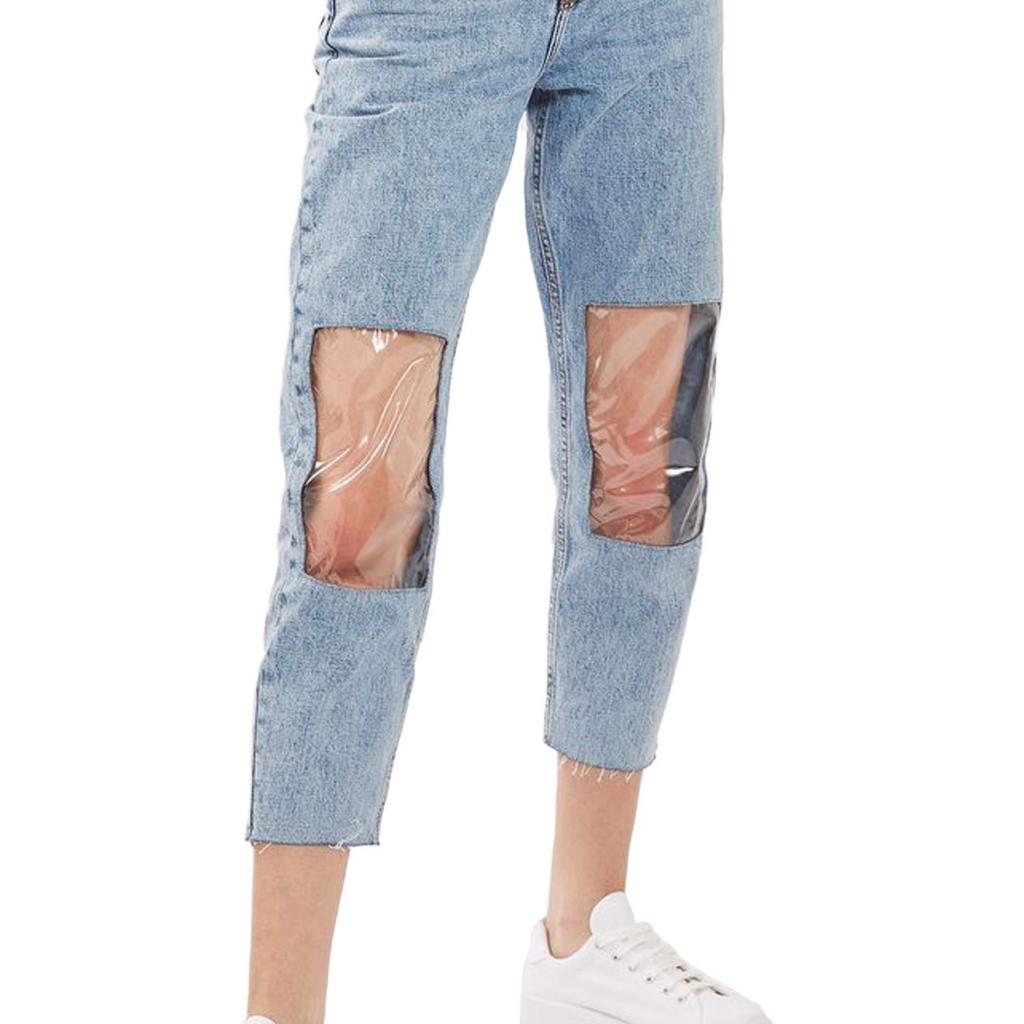 Ce jean avec « fenêtres » sur les genoux à 89 euros chez Topshop. Mais pourquoi mettre encore un pantalon ?