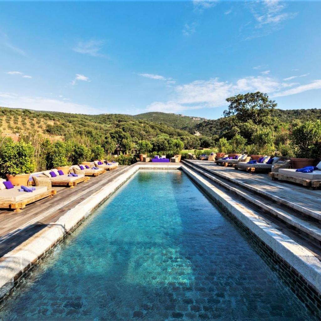 La Corse et ses paysages de maquis se fait 100% méditerranéenne dans cet hôtel avec son long couloir de nage dep lus de 20m avec vue sur les vignes. C'est au <a href="https://www.murtoli.com/" target="_blank">Domaine de Murtoli </a>que cela se passe
