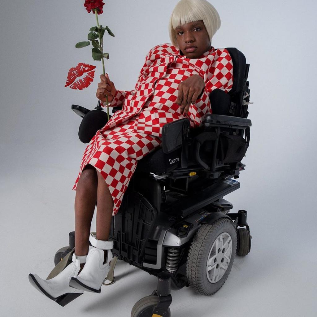 Mannequin noire, transgenre et handicapee, Aaron est nee avec une paralysie cerebrale, elle est l'egerie incontournable d'ASOS. Cette star des reseaux sociaux a seulement 18 ans a grandi dans un foyer pour sans-abris, aujourd'hui elle est le nouveau visage du changement. 