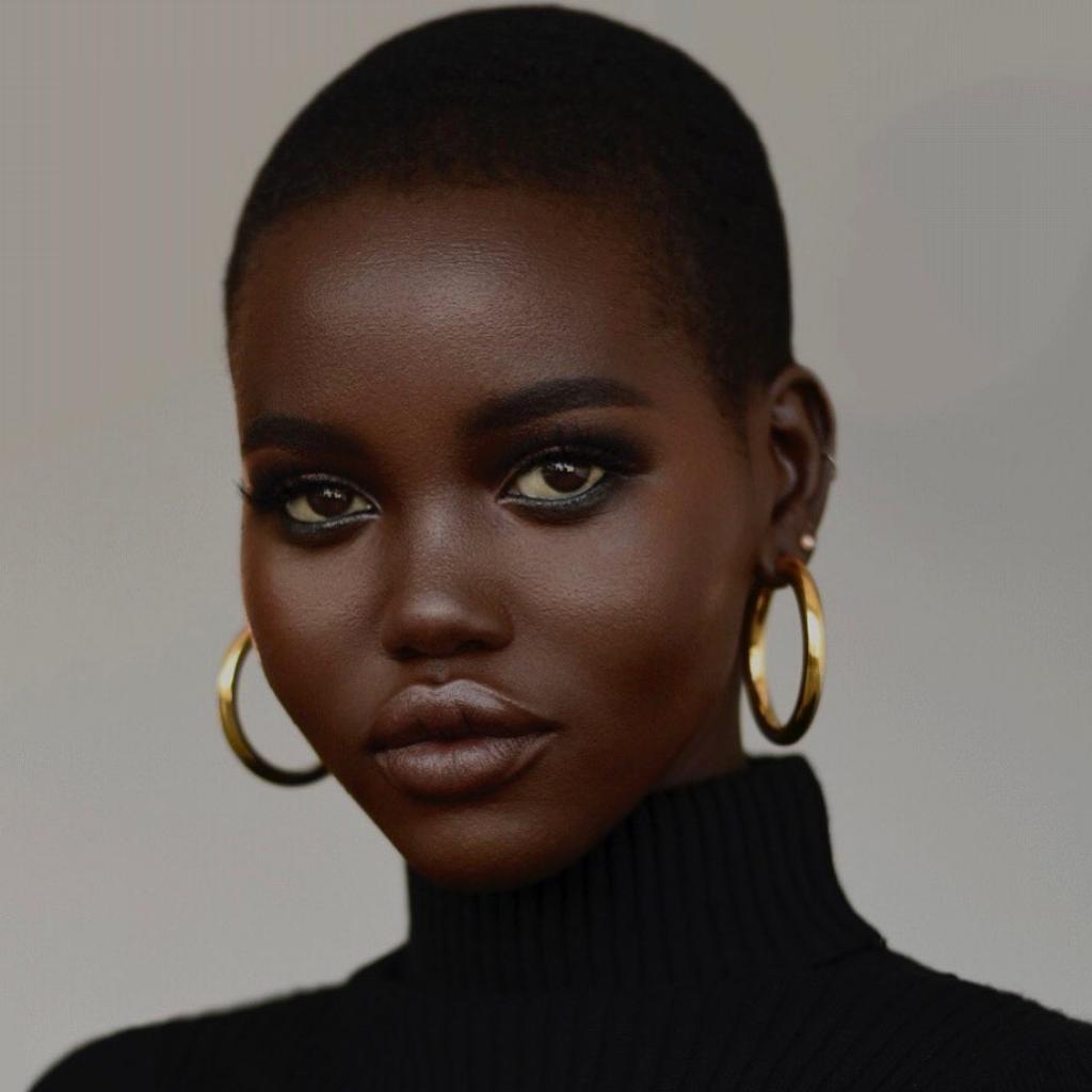 Mannequin australo-soudanaise agee a peine de 19 ans, elle fut la deuxieme femme noire a cloturee le defile Chanel en robe de mariee. Elle a porte les collections de dizaine de grands noms de la Haute Couture passant par Fendi a Burberry.