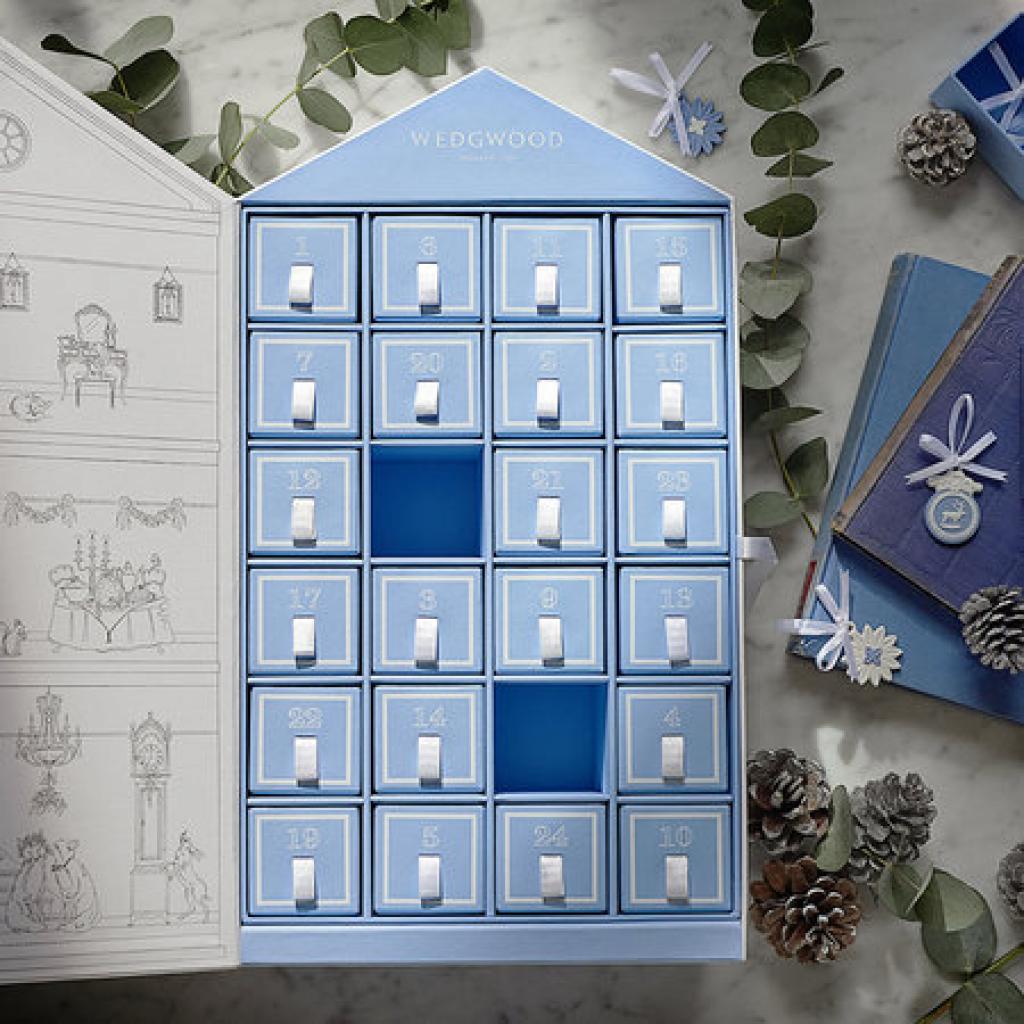 Pour un sapin de luxe, on opte pour le calendrier de l’avent de la maison Wegwood où chaque tiroir renferme un petit trésor à ajouter à votre décoration de Noël. Des éléments de décorations classiques en porcelaine bleu et blanc, qui donneront à votre intérieur une touche des plus chics. 