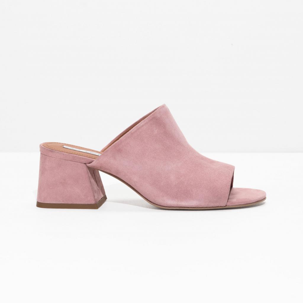 Disponible <a href="https://www.stories.com/en_eur/shoes/heeled-sandals/product.open-toe-suede-mules-pink.0583651002.html" target="_blank">ici</a>