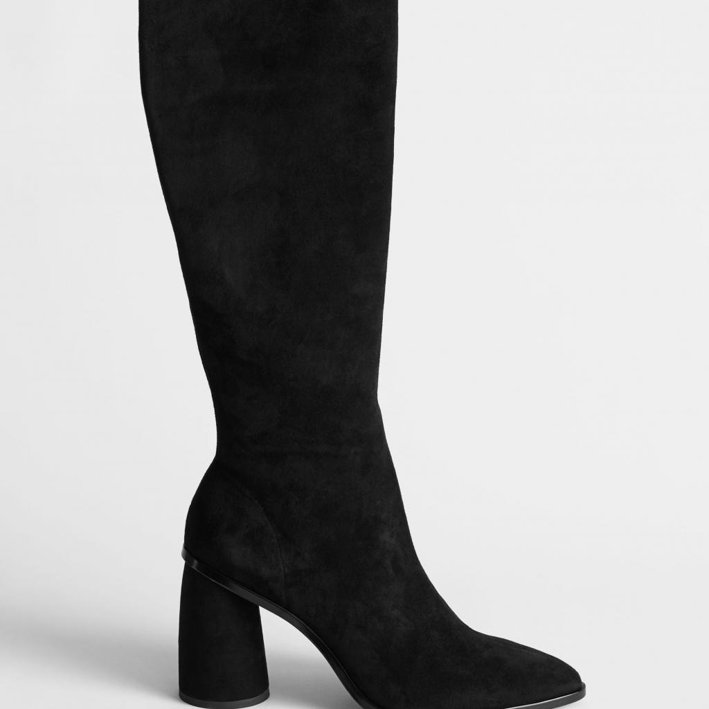 Disponible <a href="http://www.stories.com/en_eur/shoes/boots/knee-high-boots/product.pointed-knee-high-suede-boots-black.0803317001.html" target="_blank">ici</a>
