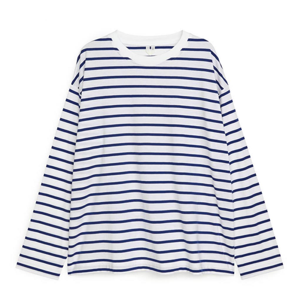 Marinière oversize en cotton, Arket, 29 €. <a href="https://www.arket.com/en_eur/women/tops/product.oversized-pima-cotton-t-shirt-blue.0967941004.html" target="_blank">A shopper ici. </a>