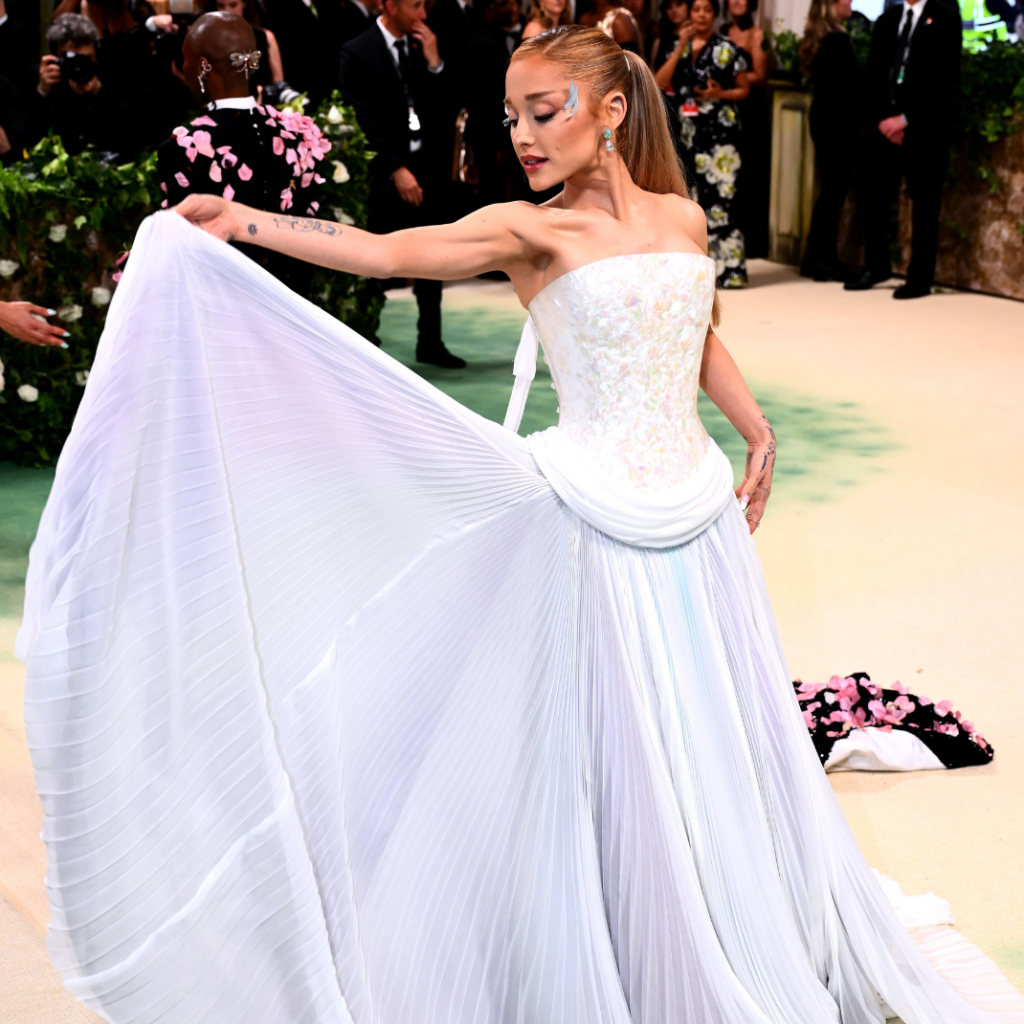 La célèbre chanteuse a joué à fond le jeu des références aux princesses Disney en s'affichant dans une robe bustier fluide qui lui donne des airs de Cendrillon des temps modernes: une robe pastel bleutée à la ligne simple et au tombé parfait.
