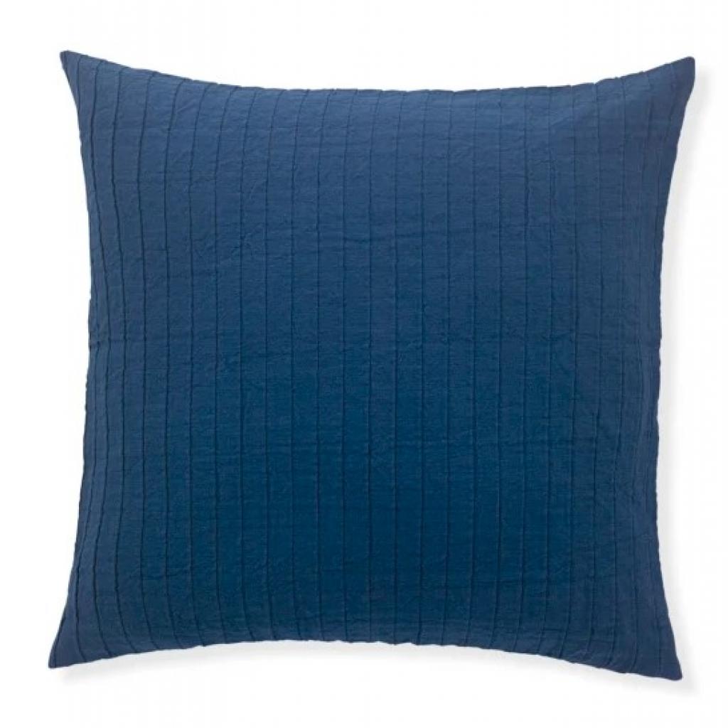 Coussin 100% coton Louro, Made.com, 29 euros. Shoppez-le <a href="https://www.made.com/fr/louro-100-cotton-cushion-50x50cm-ink-blue" target="_blank">ici</a>. 