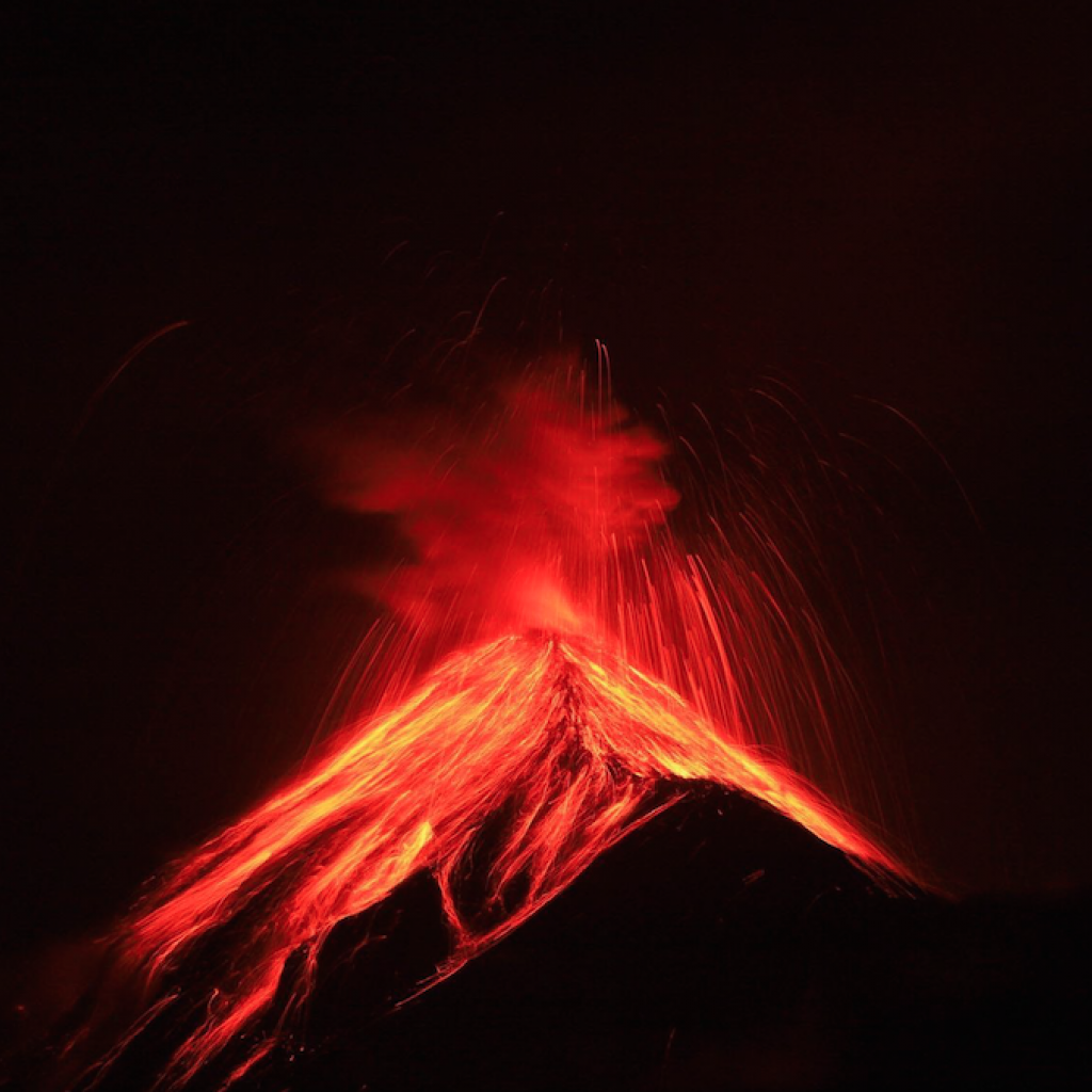 Jamais auparavant je n'avais vu une telle éruption d'un volcan tout en me sentant en en sécurité. Marcher pendant plus de 5 heures à près de 3900 mètres d'altitude avec des vêtements froids, de la nourriture, 5 litres d'eau et un trépied, était épuisant, mais chaque étape en valait la peine. PHOTOGRAPHIE DE JEFFRY ARGUEDAS.
