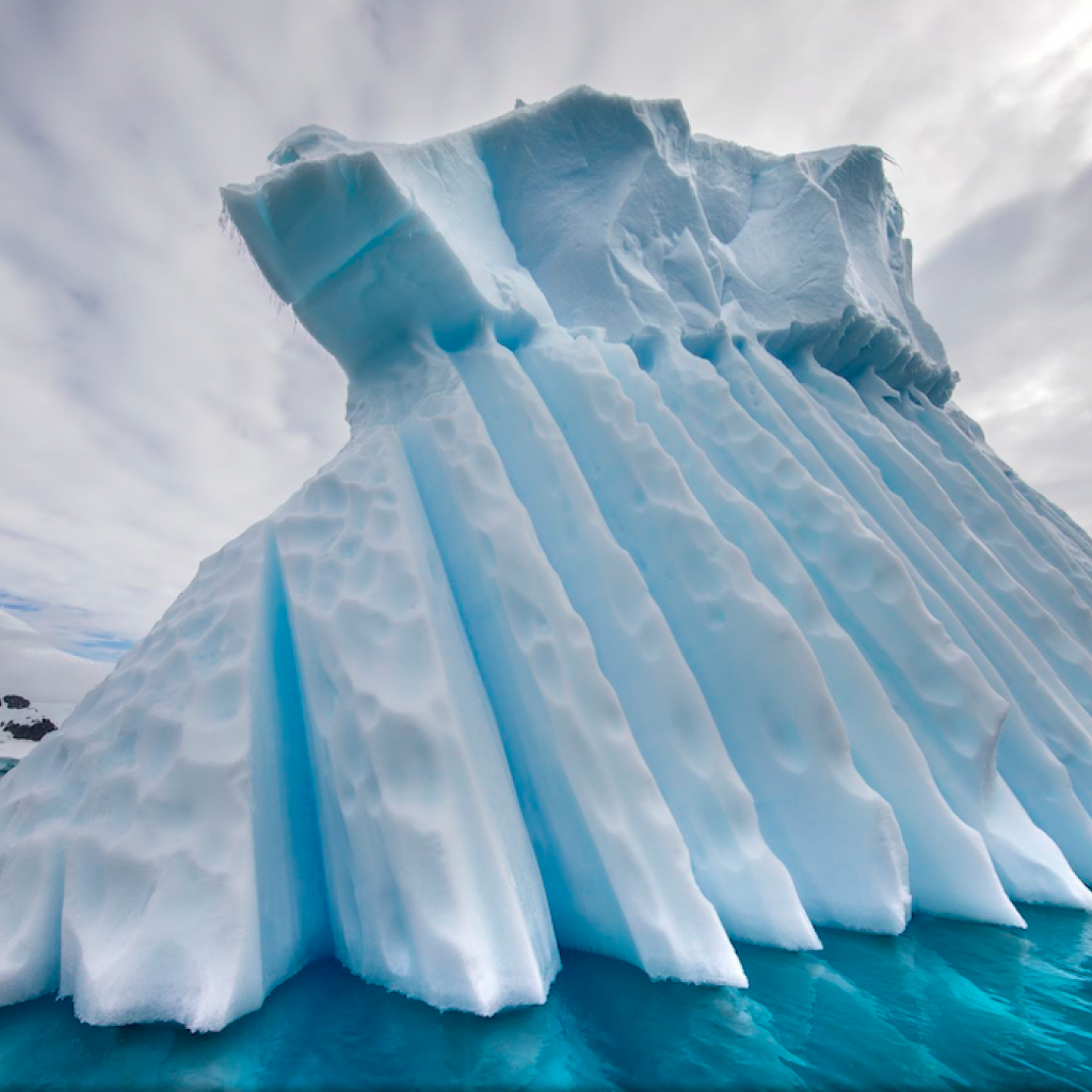 Dans le canal d'Errera sur la péninsule antarctique cet immense iceberg a été sculpté et porté par les eaux glacées antarctiques. PHOTOGRAPHIE DE CLARA DAVIES.