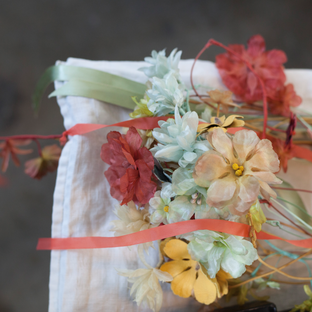 Couronnes de fleurs realisees entierement a la main par Dorothee qui reinvente un artisanat ancien.