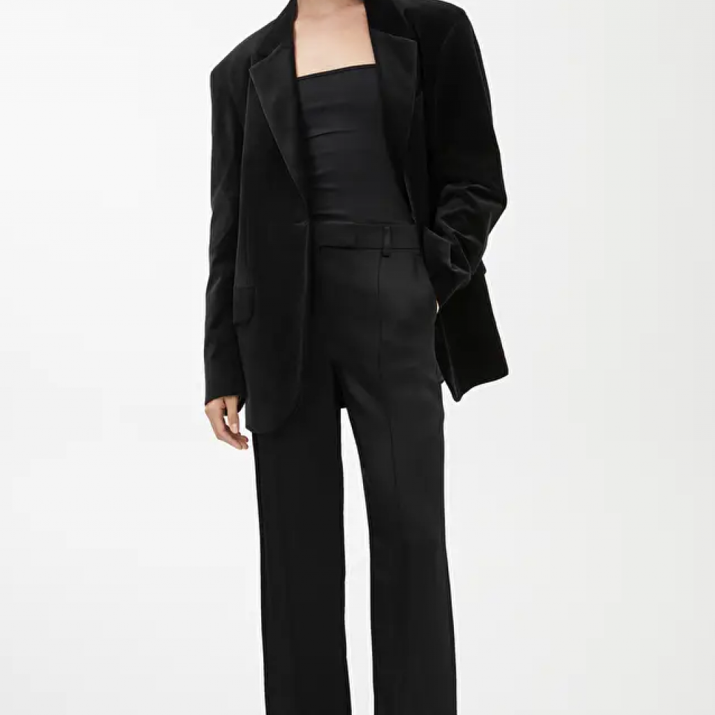Blazer oversized noir, Arket, 150 €, <a href="https://www.arket.com/en_eur/women/tailoring/product.oversized-velvet-blazer-black.0806514001.html" target="_blank">à shopper ici.</a> 