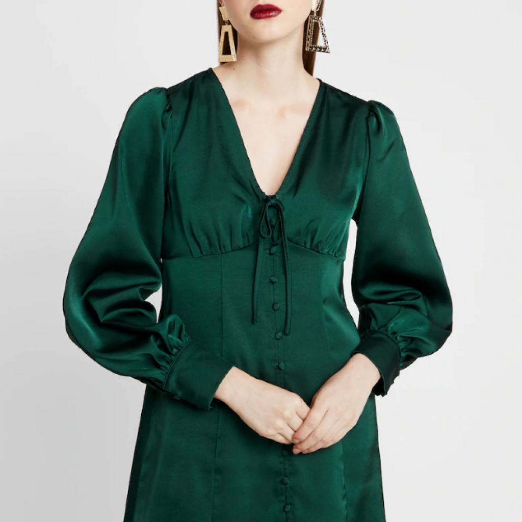 Robe satinée vert sapin, Glamorous, 39,95 € sur <a href="https://fr.zalando.be/glamorous-black-friday-long-sleeve-deep-v-neck-dress-robe-chemise-dark-green-gl921c0jb-m11.html" target="_blank">Zalando</a>.