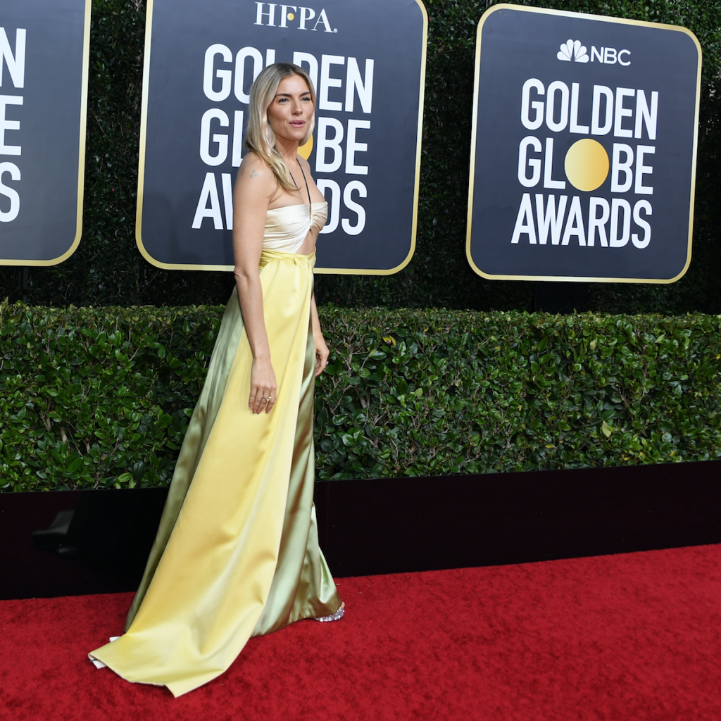 L’actrice de 38 ans est apparue dans une longue robe couleur citron Gucci. 