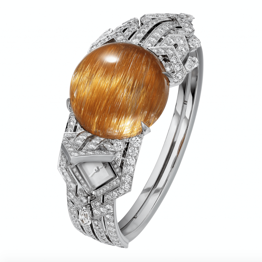 Montre-bracelet Soreli en or gris dotee d’un quartz rutile taille cabochon, de diamants kite, diamants taille brillant et d’un mouvement a quartz.