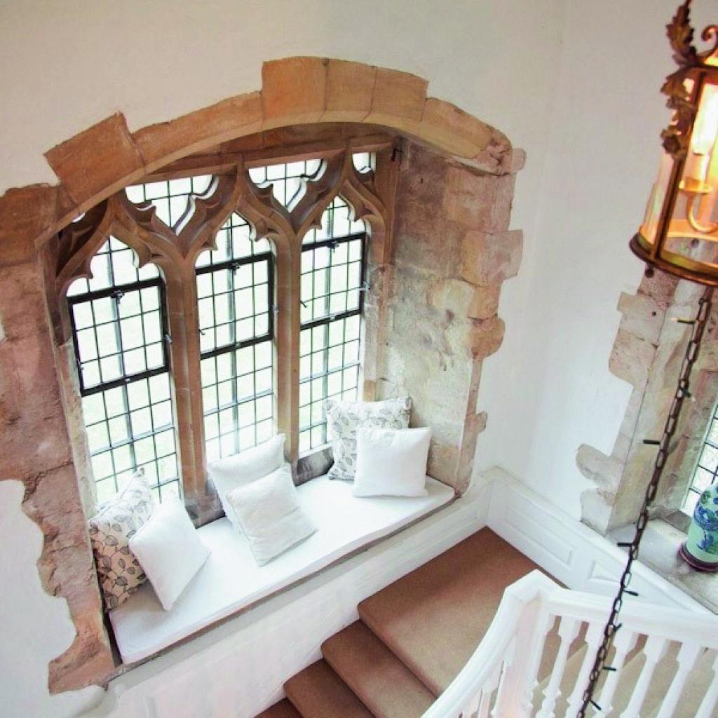 Il y a la chambre rose aux murs poudrés et au large lit à baldaquin. La salle de bains marocaine, moderne et inspirée. L’arrière-cuisine, aux hauts plafonds voûtés. La salle à manger, pièce-maîtresse qui peut accueillir plusieurs dizaines de convives. Le Château de Butley Priory, dans le comté de Suffolk, est un joyau d’Histoire. On s’y voit déambuler entre les murs de pierre, à la façon des dames et chevaliers d’antan pour explorer chacun de ses précieux recoins. Il ne suffirait que d’une douce brise d’été anglaise pour qu’on vienne y célébrer son mariage. Après tout, il y a bien assez d’espace pour y organiser une cérémonie de conte de fées…<em><strong>Butley Abbey, Grande-Bretagne. À partir de 48 €/nuit/personne.</strong></em>
