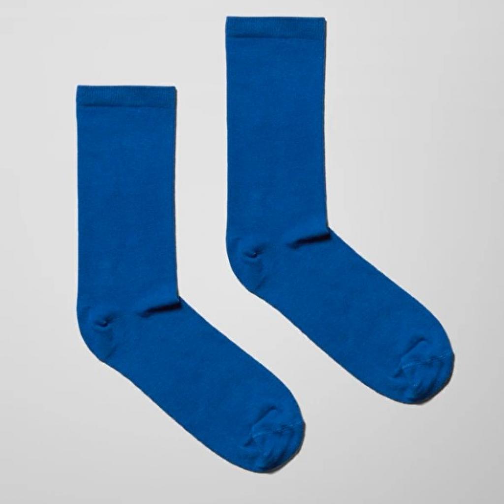 Paire de chaussettes Bob, Weekday, 3 euros. Disponibles juste <a href="https://www.weekday.com/en_eur/men/socks/product.bob-socks-blue.0752898013.html" target="_blank">ici</a>. 