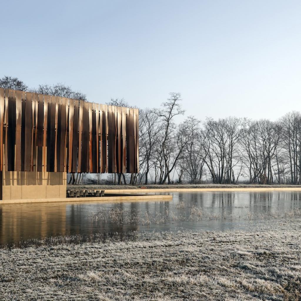 Le bureau d’architectes gantois Coussée &amp; Goris a emporté la première place dans la catégorie « Industry » avec son élégant projet du Crématorium à Holsbeek.