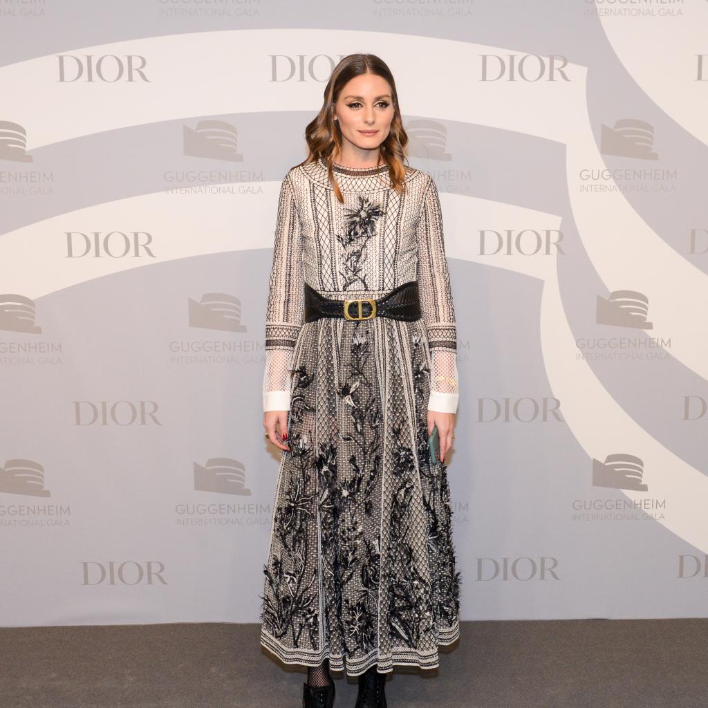 Olivia Palermo, ancienne égérie des marques Mango, Mont Blanc, Piaget ou Tommy Hilfiger, portait une robe brodée de la collection Printemps-Été 2020 et une ceinture noire Dior.