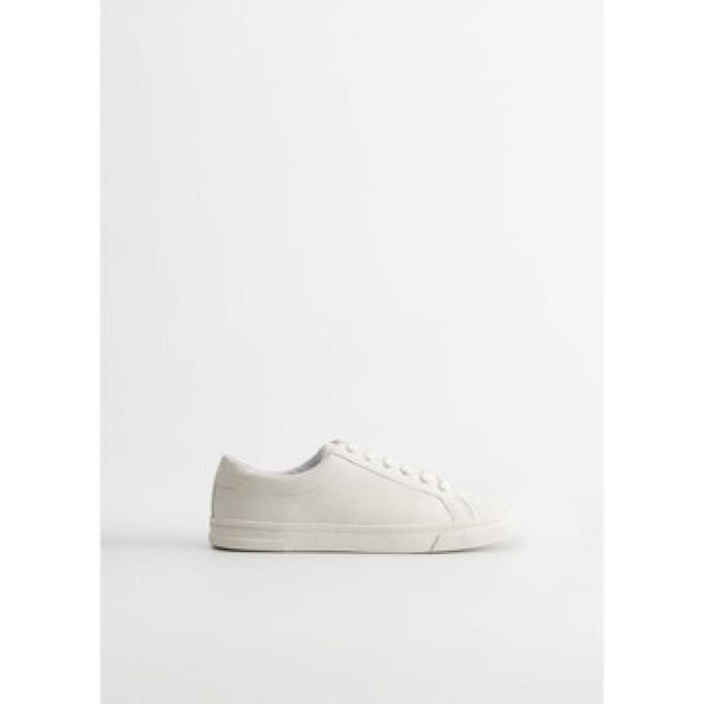 Disponible <a href="https://shop.mango.com/be/femme/chaussure-sneakers/baskets-basiques-lacets_67070573.html?c=01&amp;n=1&amp;s=search" target="_blank">ici</a>