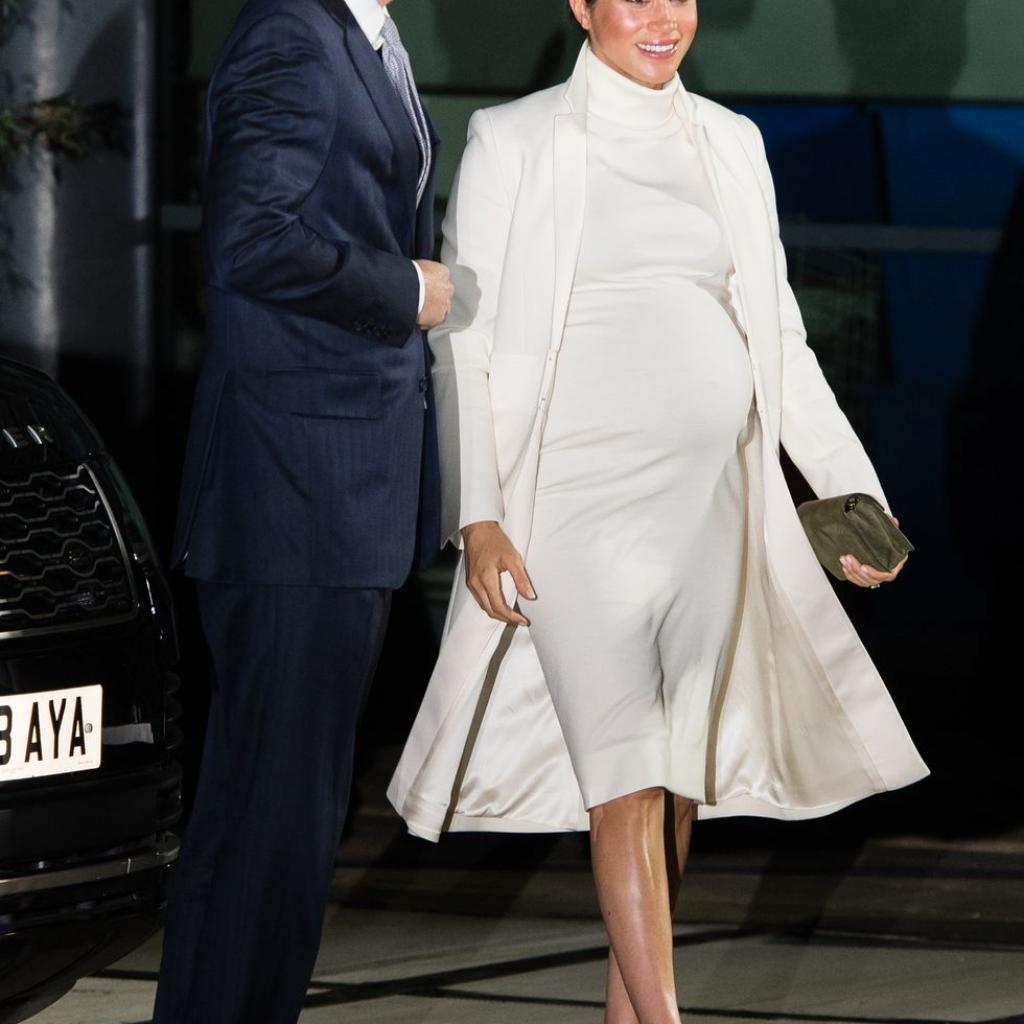L'ensemble entièrement blanc a remporté un énorme succès auprès des fans, recueillant 341k Likes sur les réseaux sociaux. La robe sur mesure de Calvin Klein était parfaitement assortie à son manteau Amanda Wakeley.  