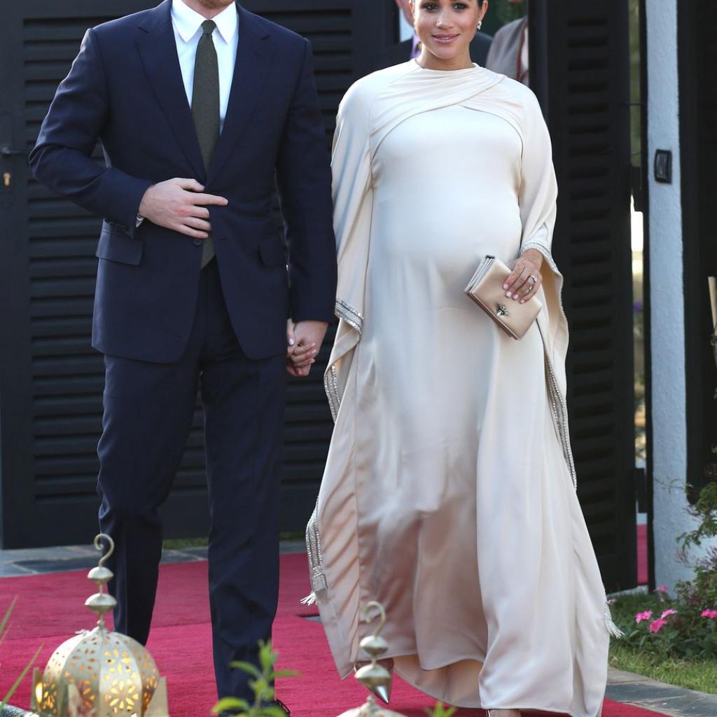 La robe Dior avec sa pochette assortie est la quatrième tenue de maternité ayant conquis le public. Avec 287 likes, la duchesse est apparue telle une princesse lors d’un dîner d’État au Maroc le 24 février dernier.