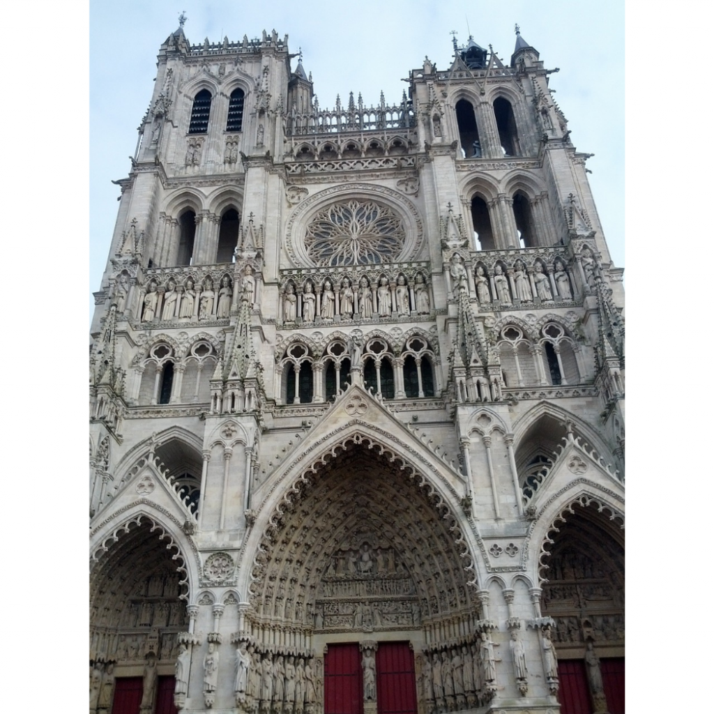 Avec ses nombreux canaux, ses jardins flottants et sa célèbre cathédrale, connue pour être l'une des plus vastes de France, cette ville française saura vous séduire.  <em>Photo by donatien on Pixabay</em>