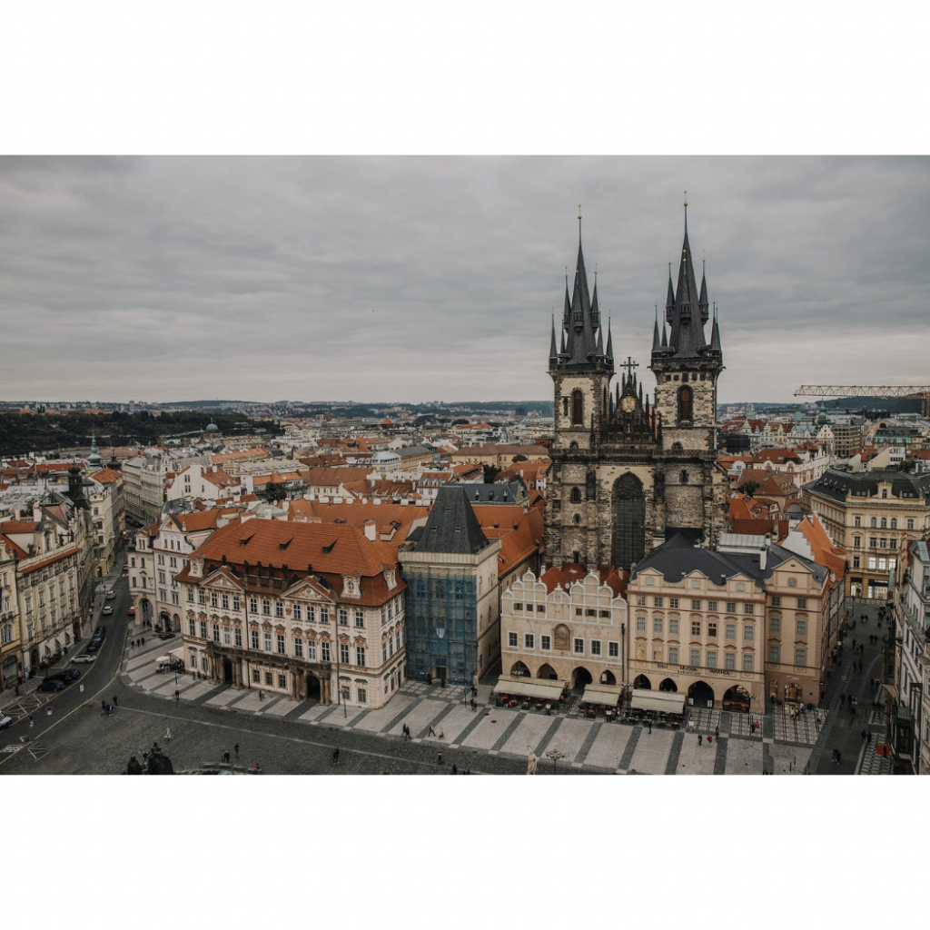 Réputée pour sa place de la Vieille-Ville et ses bâtiments colorés, Prague est sans doute l'une des plus belles destinations pour les amateurs de villes datant du moyen-âge. <em>Photo by TomasHa73 on Pixabay</em>