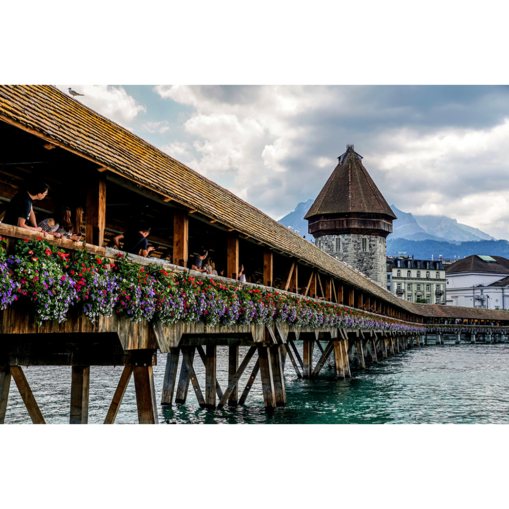 Lucerne est une petite ville située en suisse à l'architecture médiévale extrêmement bien conservée. De quoi séduire les fanatiques de cette période de l'histoire.