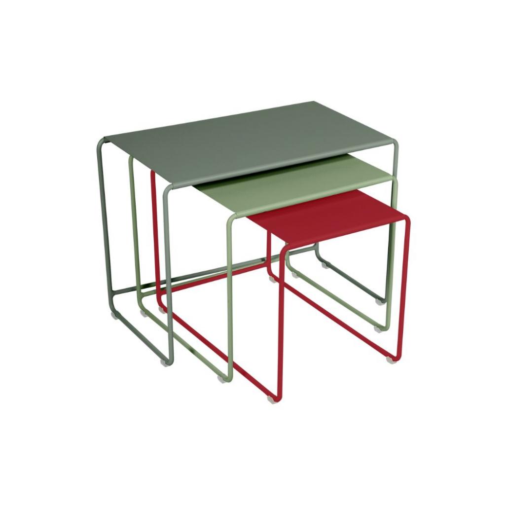 Set de 3 tables gigognes Oulala en acier et tôle, proposé en 4 combinaisons de couleurs. Création Studio Fermob.<sup><em>© Fermo </em></sup>