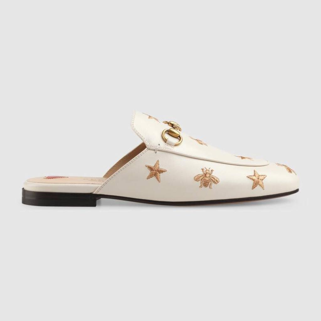 Disponible <a href="https://www.gucci.com/be/fr/pr/women/shoes-for-women/slippers-and-mules-for-women/princetown-embroidered-leather-slipper-p-505268D3V009022?position=16&amp;listName=ProductGrid&amp;categoryPath=Women/Shoes-for-Women/Slippers-and-Mules-for-Women" target="_blank">ici</a>