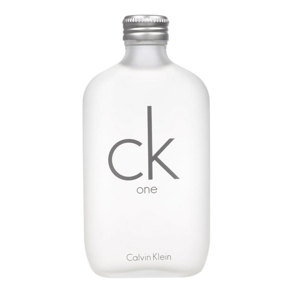 En 1995, Calvin Klein est le premier à proposer sur le marché un parfum mixte. La fragrance, minimaliste, épurée et consensuelle, révèle des notes de thé, de bergamote, de fruits et d’épices. Ultrafrais dans son fl acon minimaliste.