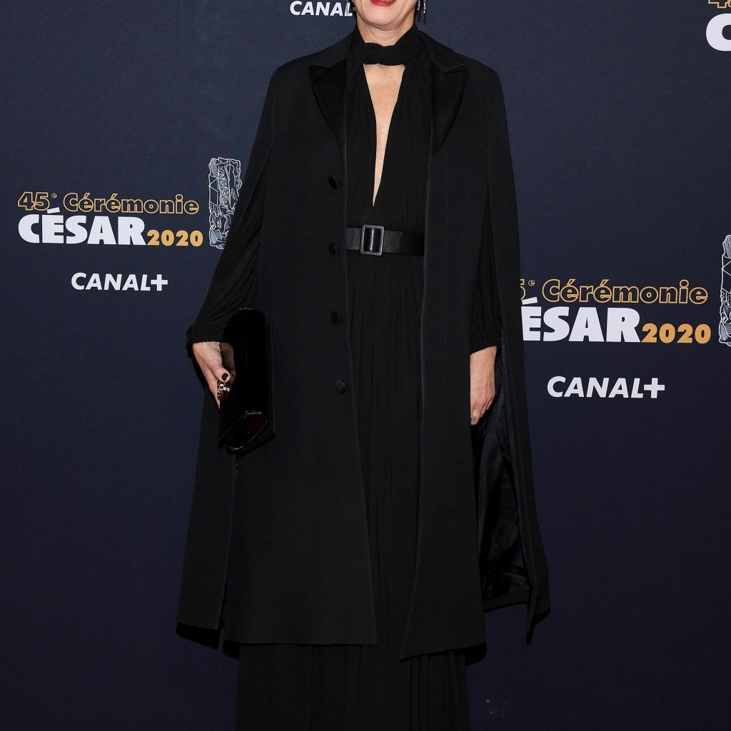 Karin Viard était nommée dans la catégorie "meilleure actrice" et portait une robe en jersey noir Dior Cruise 2020. 
