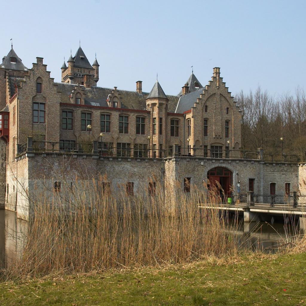 Perdez-vous dans les parcs autour des châteaux de Bruges. Bordé par l’eau et la verdure, le château de Tillegem vaut à lui seul le détour. / <a href="http://www.brugseommeland.be">www.brugseommeland.be</a>.