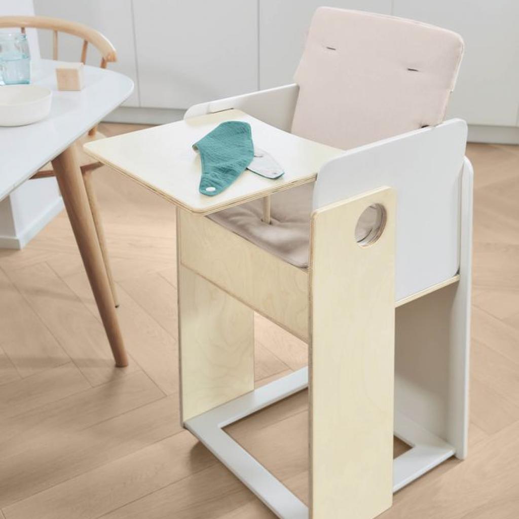 Chaise haute évolutive en contreplaqué de bouleau qui se transforme en petite table. Modèle Nuun, 262 €, <a href="http://www.kavehome.com" target="_blank">Kave Home Kids</a>.
