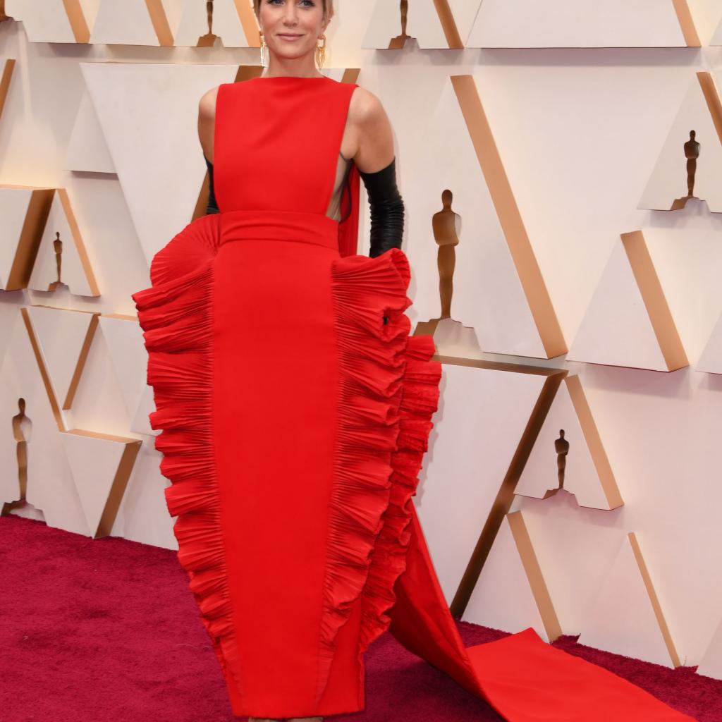 Kristen Wiig n’est pas passée inaperçue dans sa robe rouge Valentino Haute Couture.
