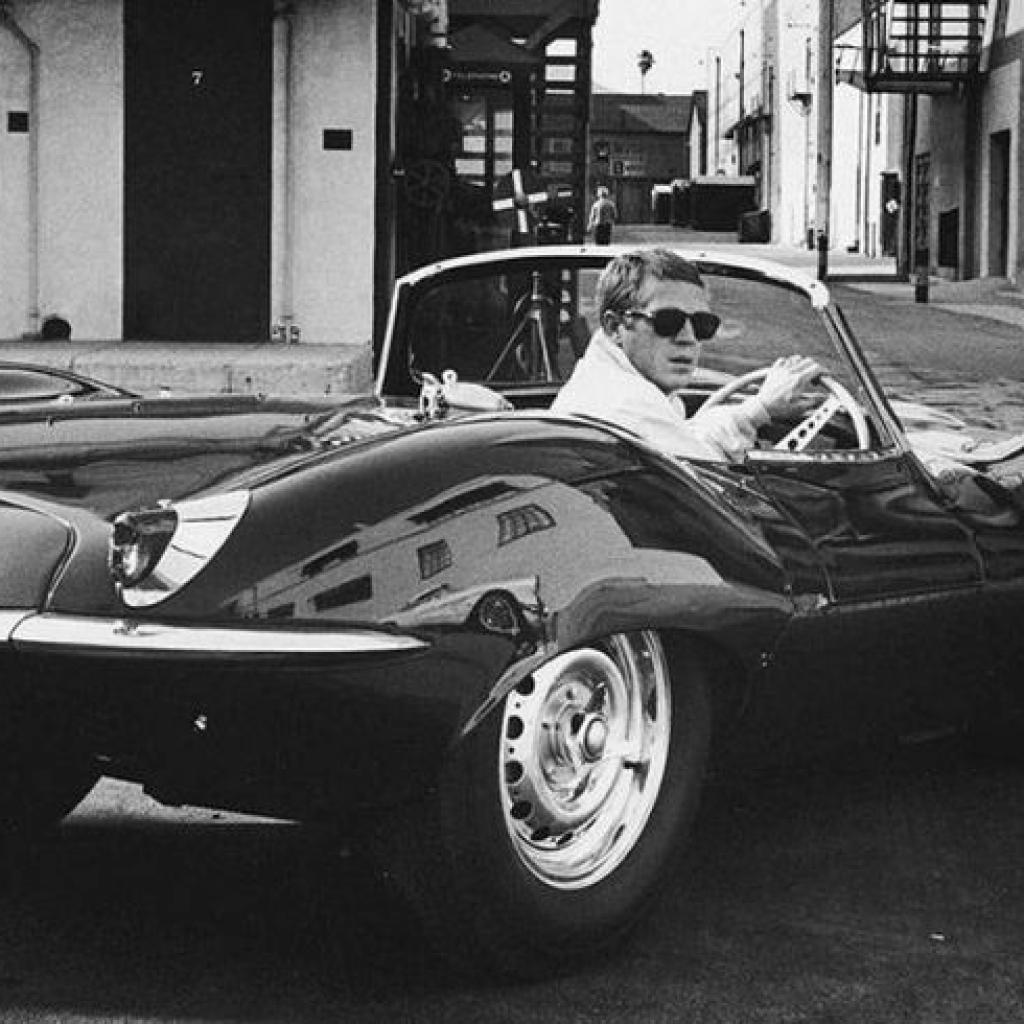 L'acteur de Bullit avec sa Jaguar favorite dans le San Francisco des années 60.Photo : John Dominis//Time Life Pictures/Getty Images