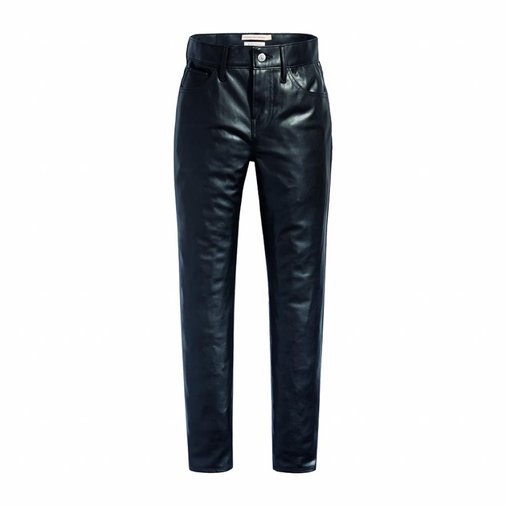 Pantalon coupe jean en simili cuir noir, Levis, 120€.