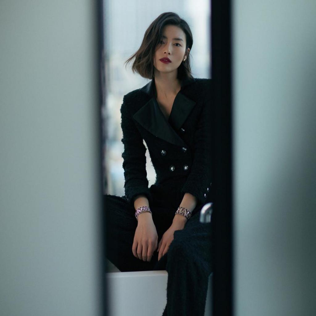 Mannequin chinoise, actuellement egerie d'Estee Lauder, H&amp;M et Gap. Premiere mannequin asiatique a defiler pour Victoria Secret, elle est aussi la premiere asiatique citee dans le classement du magazine Forbes des personnalites les mieux remunerees en 2014. 