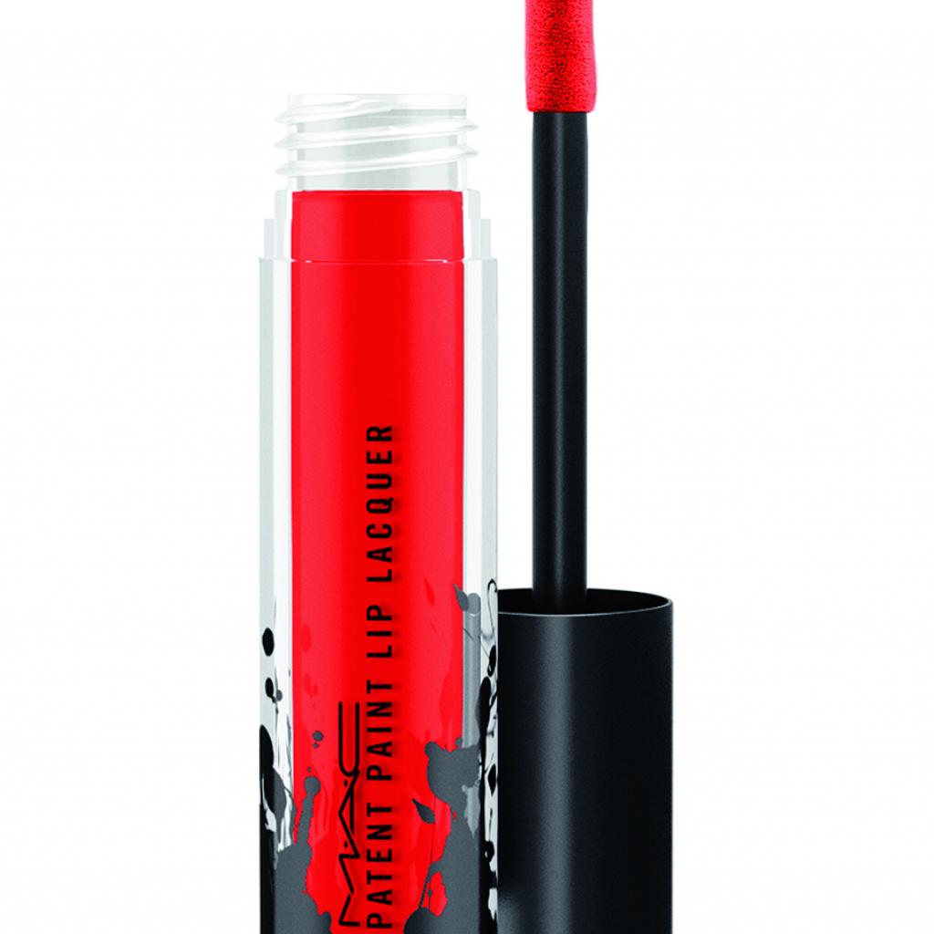 Pour faire exploser son sourire : Rouge vif Patent Paint Lip Laquer, MAC, 24,50€.