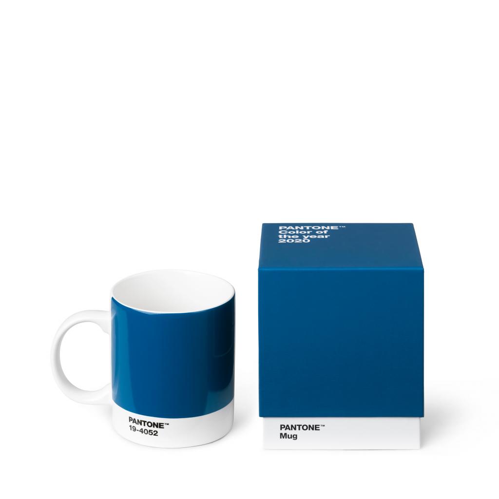 Mug Pantone Classic Blue, Copenhagen Design pour Pantone, 16 euros. À shopper sur ce <a href="https://copenhagen.design/product/mug/pantone-mug-19-4052-classic-blue/" target="_blank">site</a>.