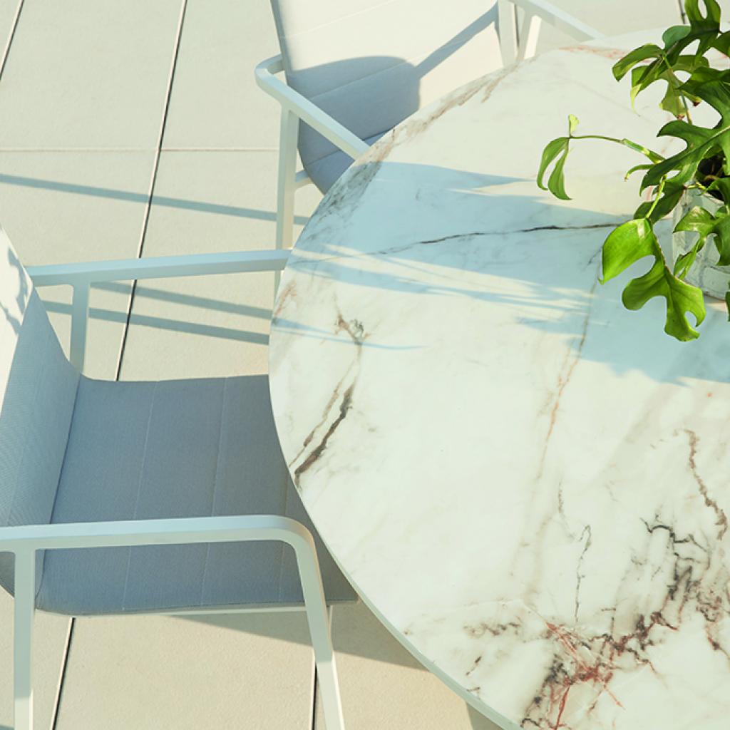 Table ronde Cesano avec plateau en céramique, effet marbre, Overstock Garden, 1409€