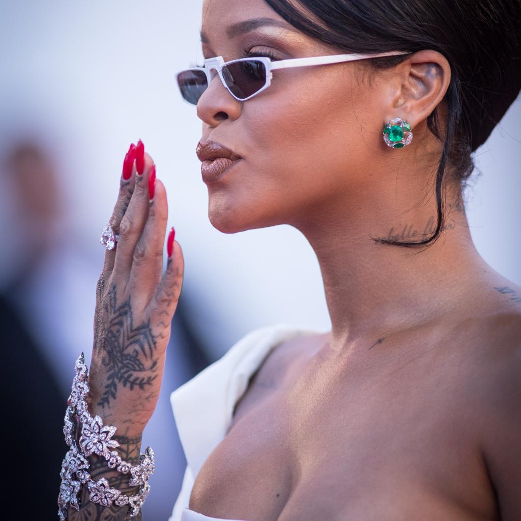 La chanteuse barbadienne Rihanna en bijoux chopard à la montée des marches du film « Okja ». 