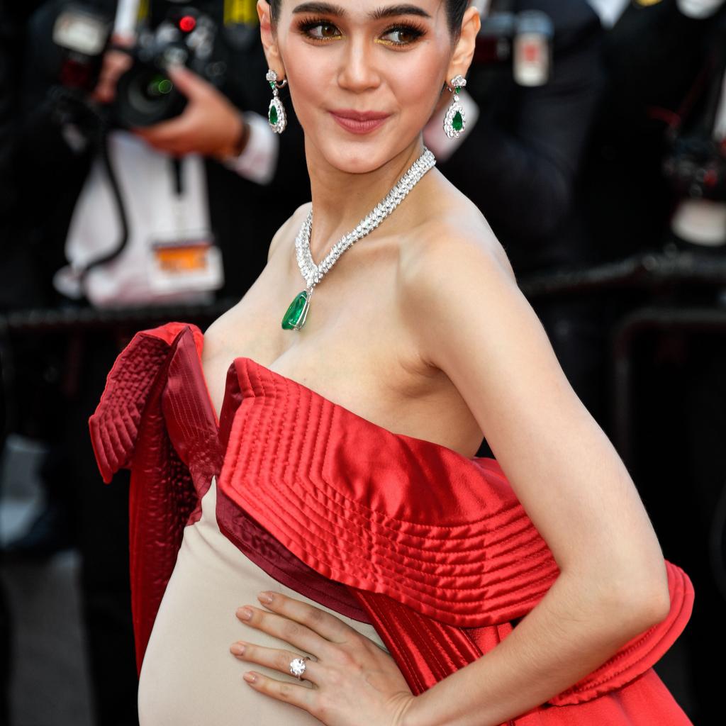 L’actrice thaïlandaise Araya Hargate en bijoux Chopard à la montée des marches du film « The Meyerowitz Stories ».