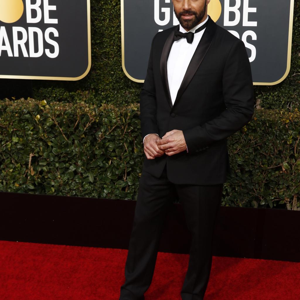 Ricky Martin aussi a fait son effet sur le tapis rouge des Golden Globes. En effet, l’acteur de 47 ans est apparu en smoking noir Berluti pour un look sobre mais élégant.