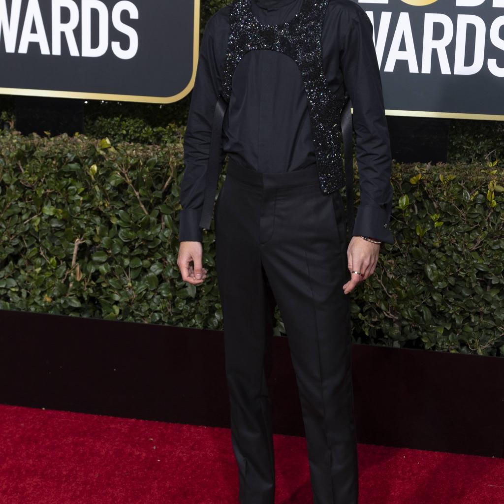Dans une tenue Louis Vuitton, Timothée Chalamet a fait mouche lors de la cérémonie des Golden Globes, osant même un harnais à sequin brillant sur une chemise noire et un pantalon noir.