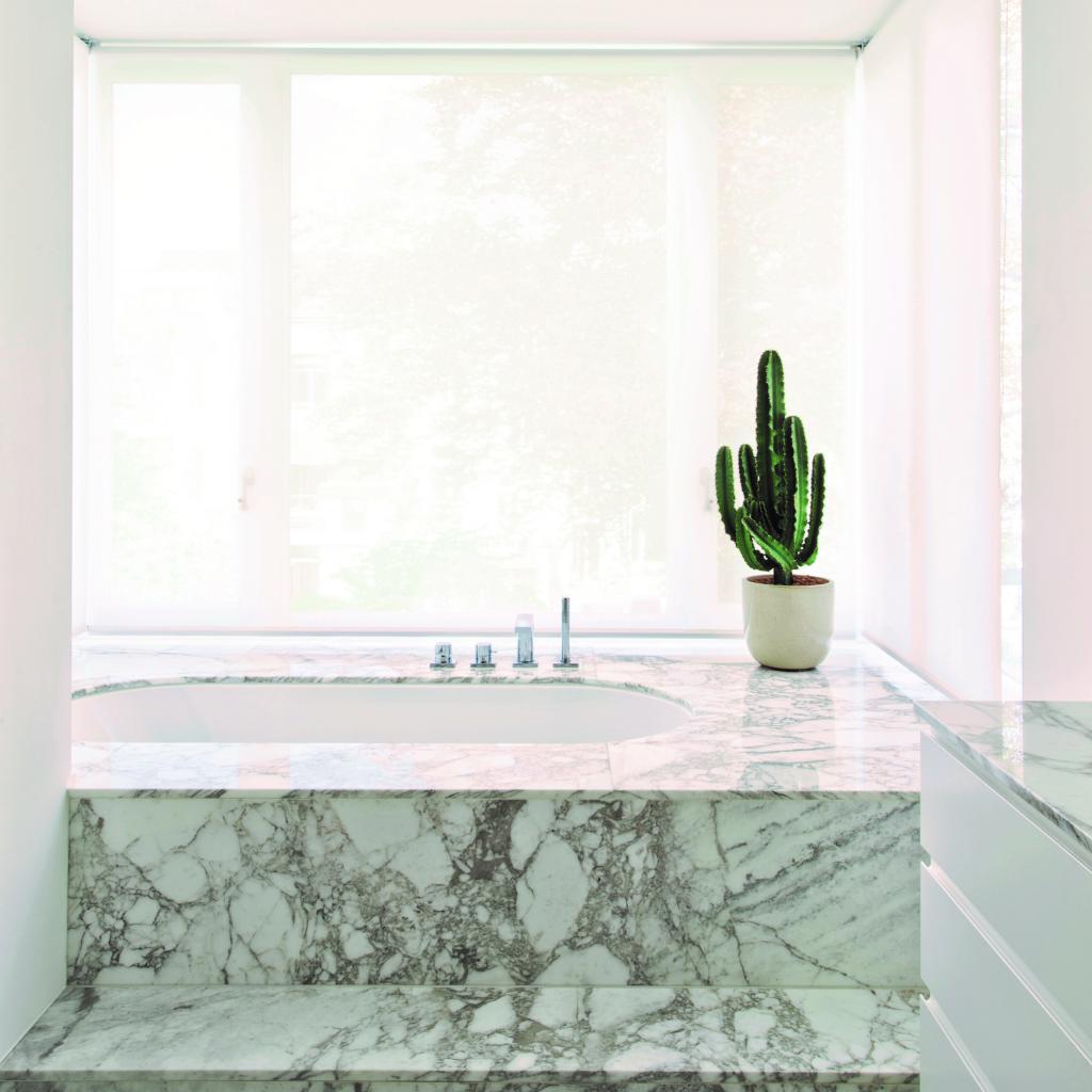 Encadrée d’un bow-window, la situation du bain est magnifique. Vêtue de marbre, la salle de bains et de douche est élégante et pure.