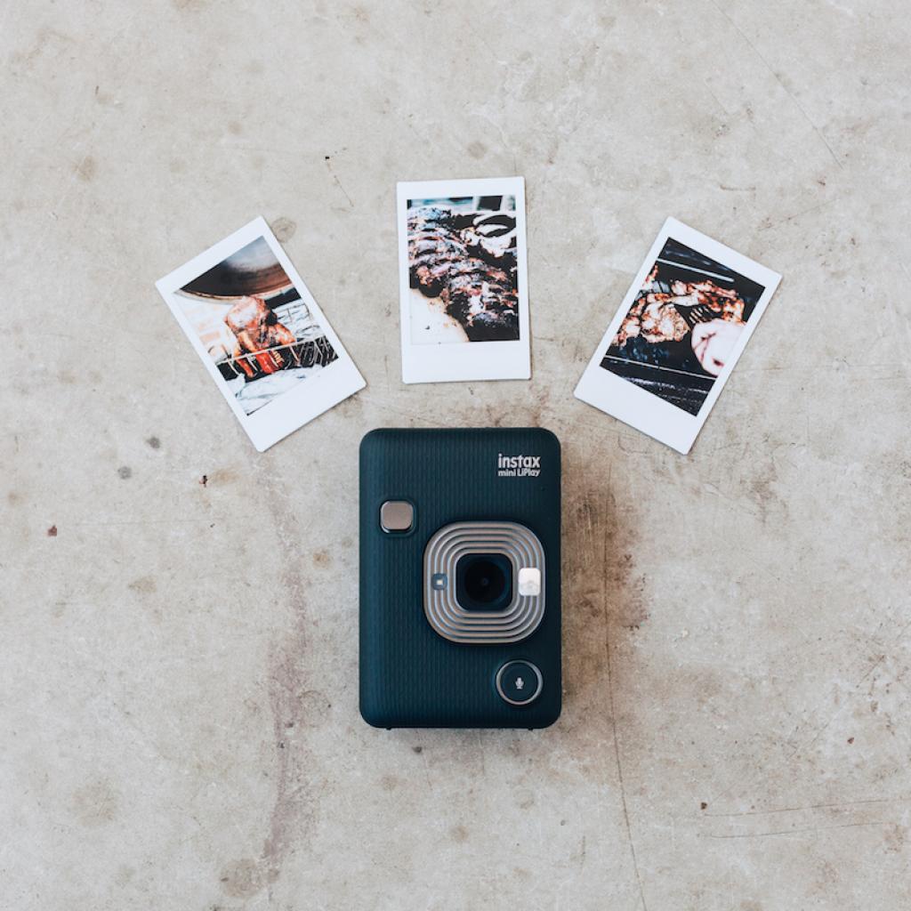 <strong>On the road </strong>avec l’instax mini LilPlay qui s’emmène partout, 149 €. <br /> 