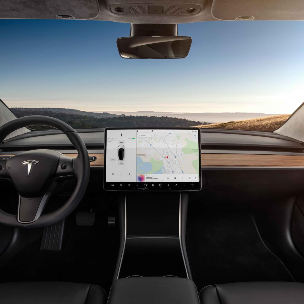 La Tesla Model 3 se passe de tableau de bord. A l’exception de quelques commandes clés, l’accès aux autres fonctions se fait au départ de l’écran tactile de 15,4 pouces.