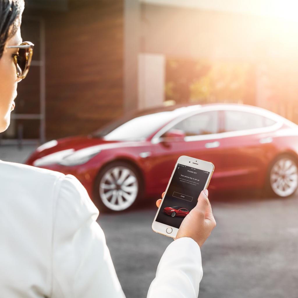 Pour prendre possession de la Tesla Model 3, aucune clé n’est nécessaire. Un Smartphone et l’application dédiée à la berline font désormais l’affaire.