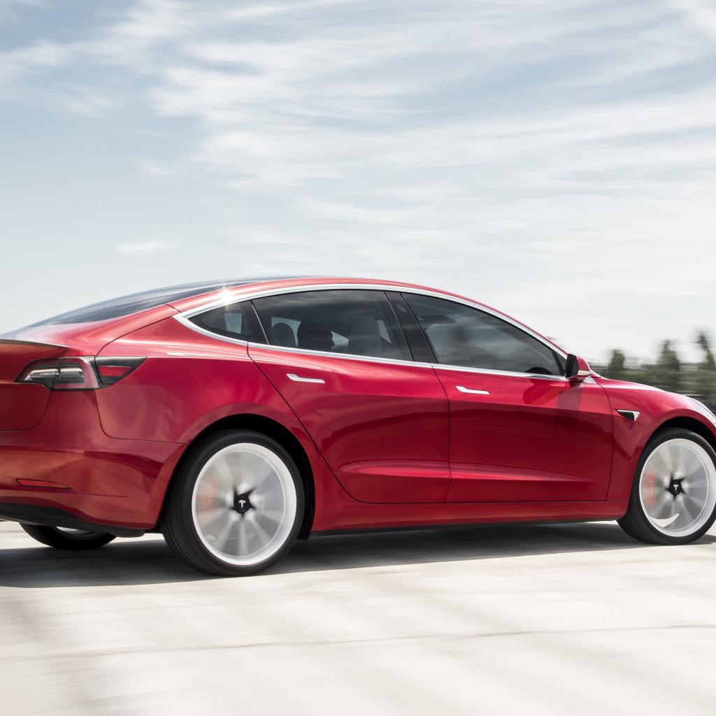 Avec sa berline Model 3, Tesla ne propose pas une Model S une taille en dessous. Cette berline a sa propre personnalité, avec une ligne aussi sportive que celle de sa grande sœur.