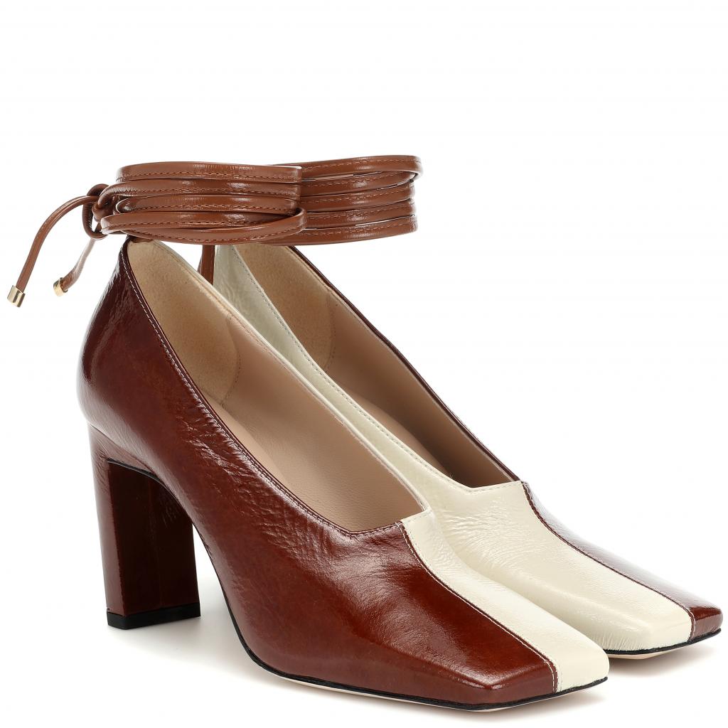 “J’adore les modeles de chaussures que dessine Wandler, surtout pour leur esthetique minimaliste. Le cuir brillant et le talon de cette paire sont extremement flatteurs et parviennent a transformer n’importe quel look de bureau en quelque chose de vraiment cool.”